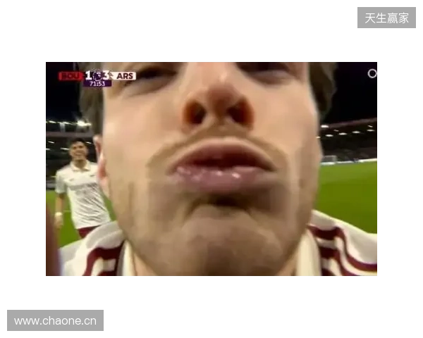 小雷:摄像机都是口水,得管你收费了!赖斯:只是轻吻了一下😂